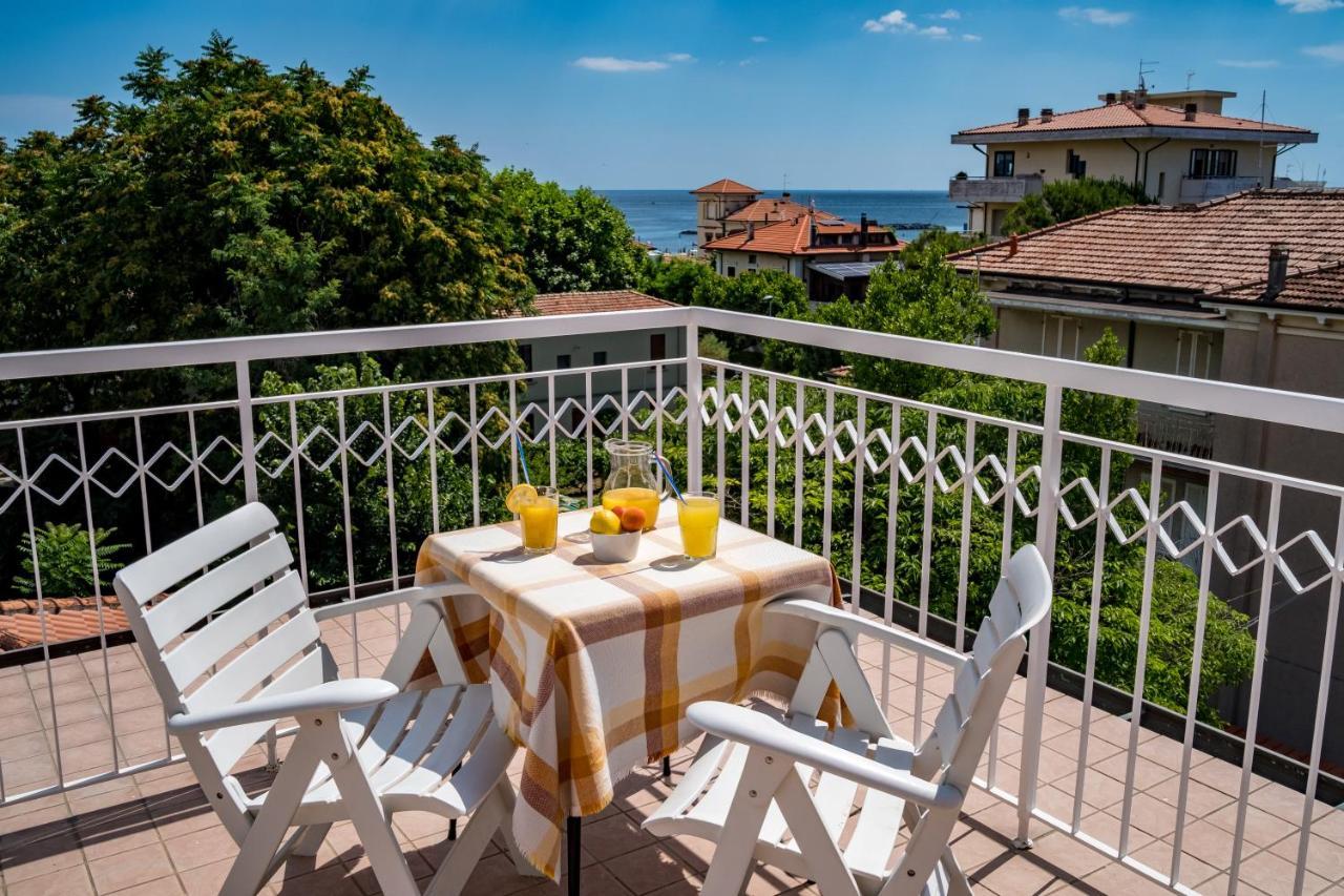 Hotel Villa Dei Fiori - Sul Mare Con Piscina Viserbella di Rimini Exteriör bild