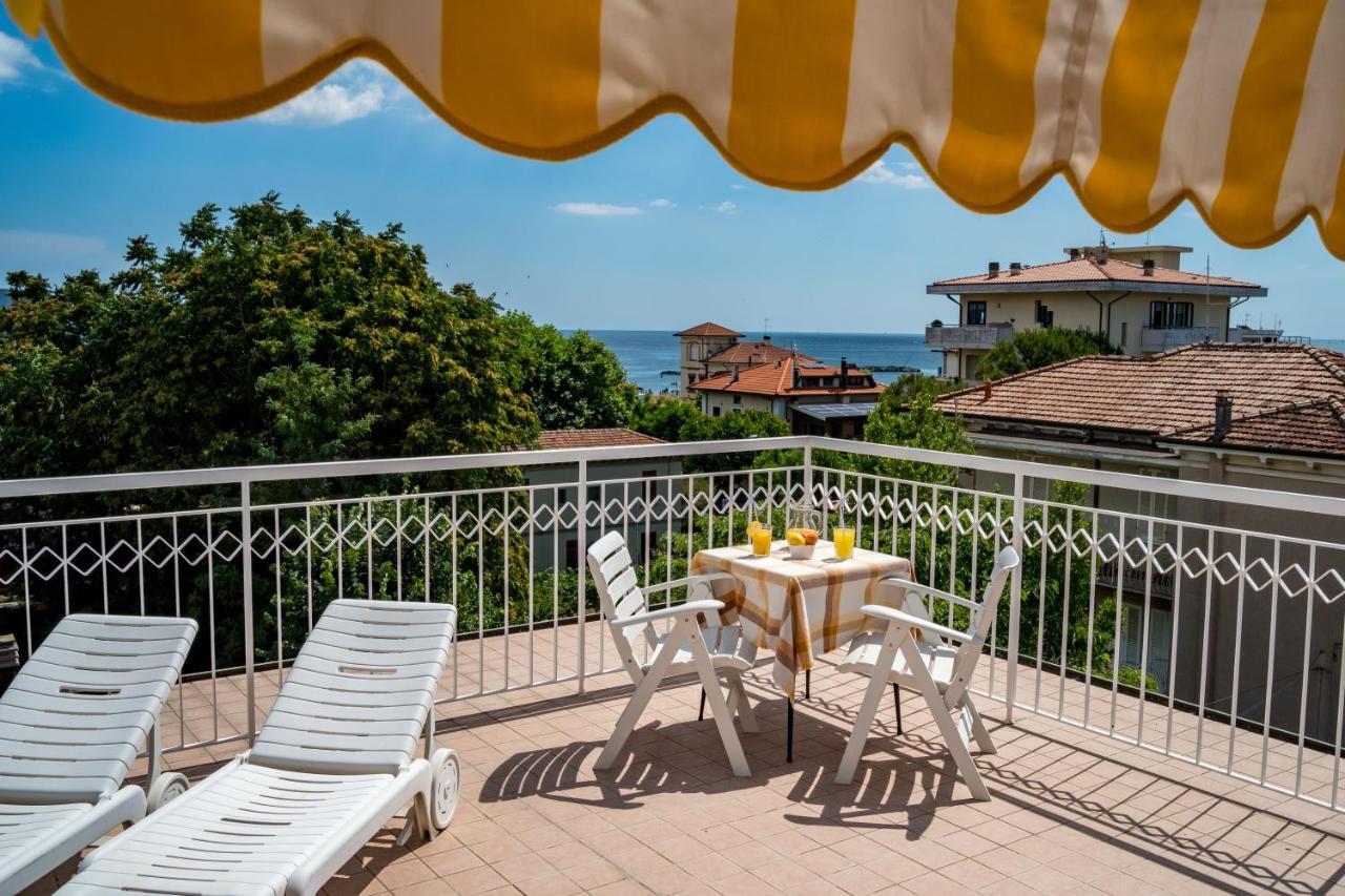 Hotel Villa Dei Fiori - Sul Mare Con Piscina Viserbella di Rimini Exteriör bild