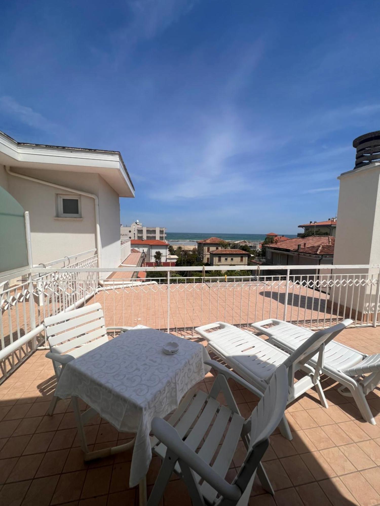 Hotel Villa Dei Fiori - Sul Mare Con Piscina Viserbella di Rimini Exteriör bild